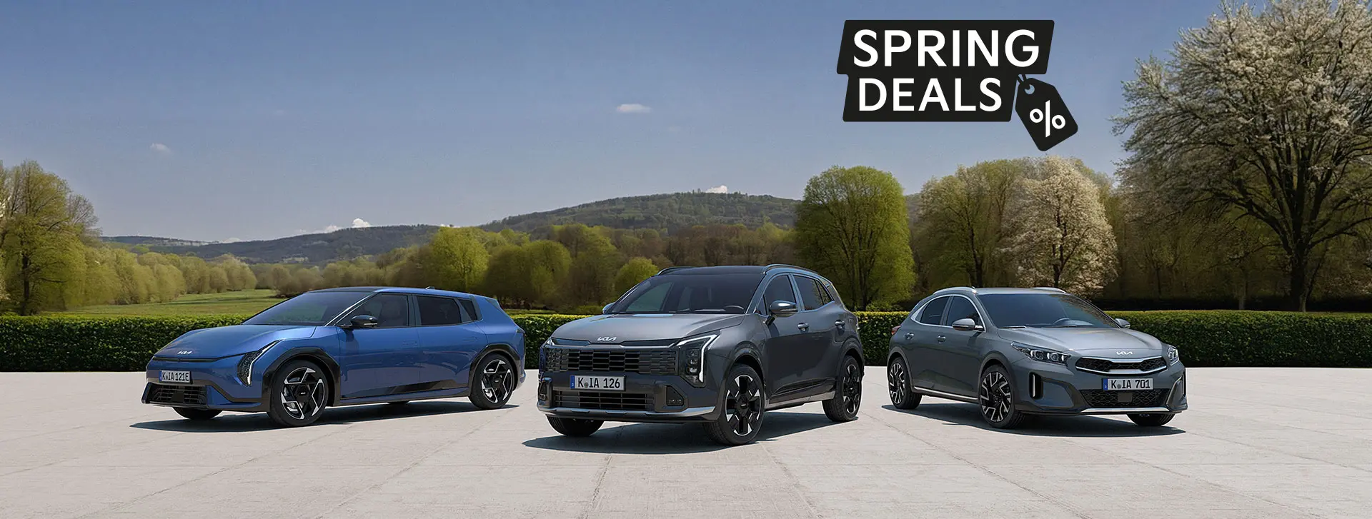Kia EV4, Kia Sportage und Kia XCeed stehen nebeneinander