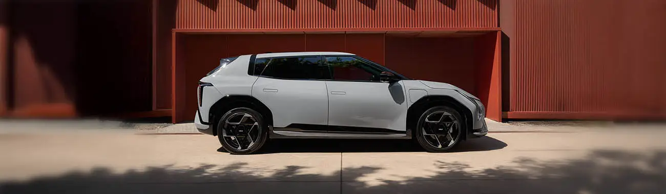 Grauer Kia EV4 von der Seite