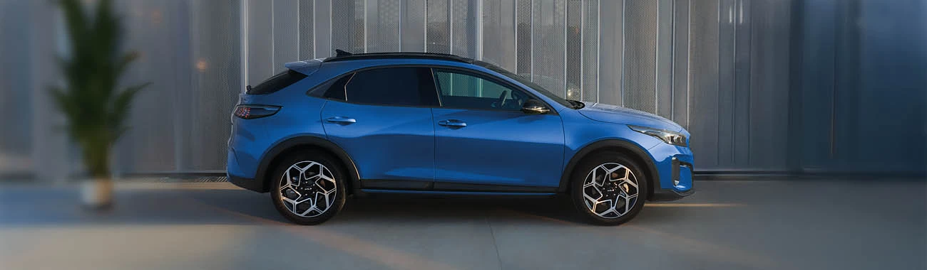 Blauer Kia XCeed von der Seite