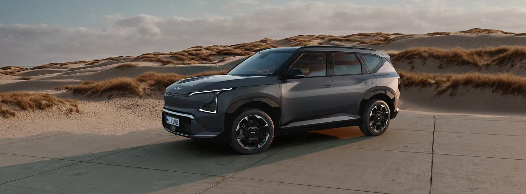 Blauer Kia XCeed von der Seite