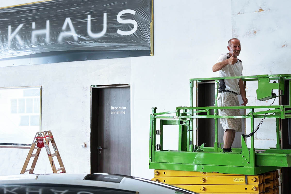 Umbau bei Autohaus Reckhaus, Mitarbeiter zeigt Daumen hoch