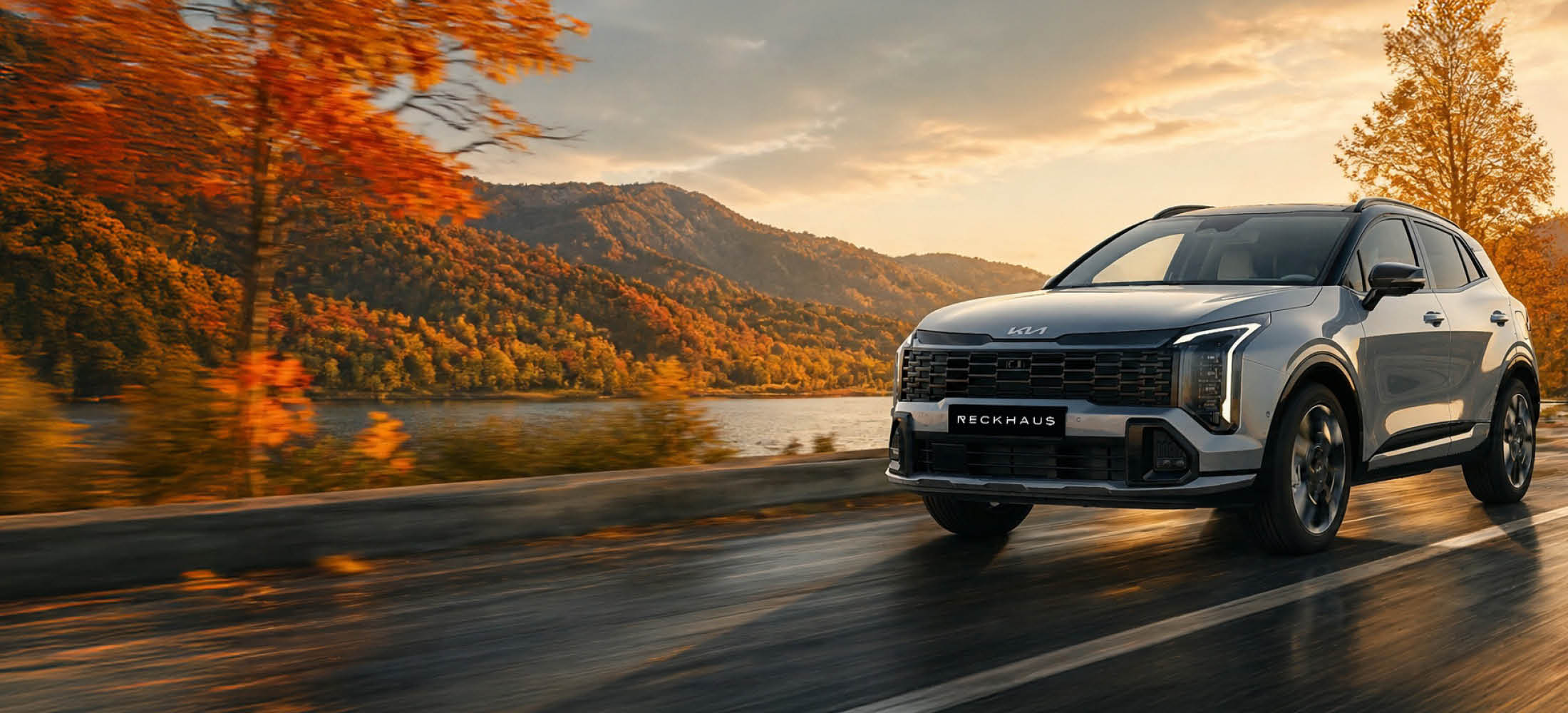 Kia Sportage fährt auf Straße in herbstlicher Landschaft