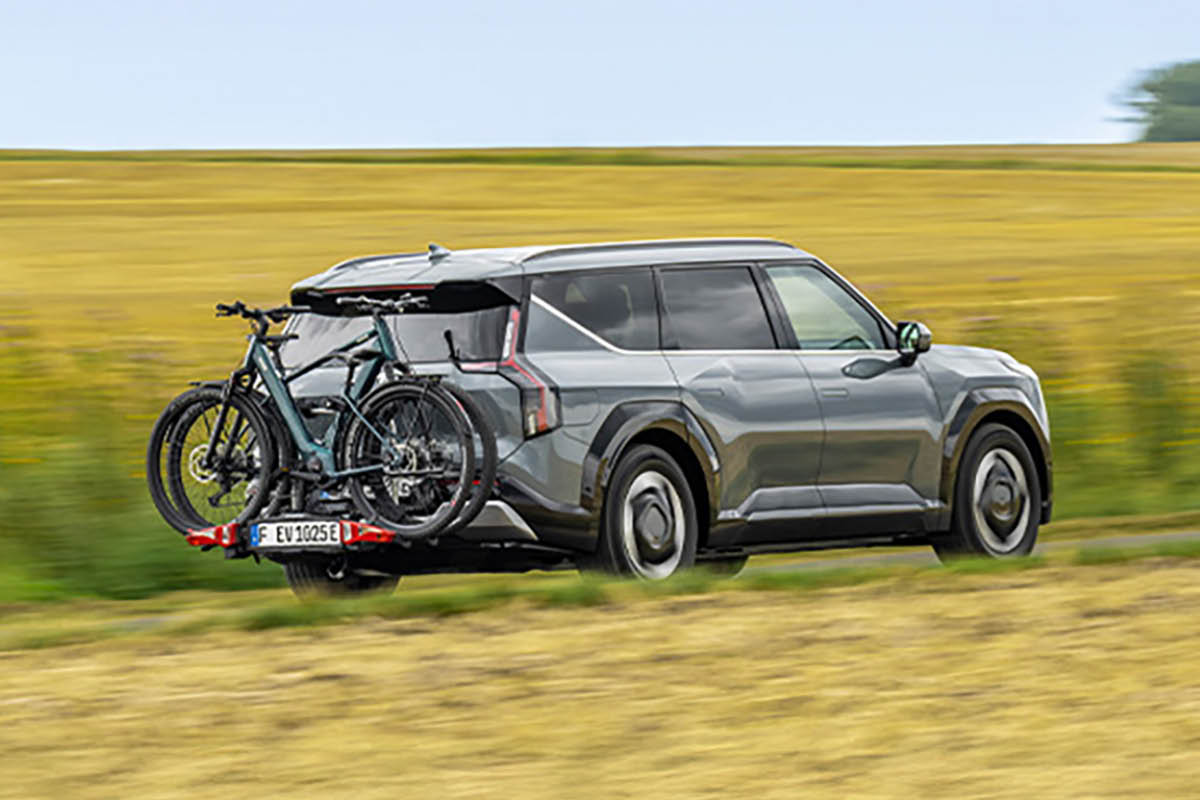 Kia bei Fahrt mit Fahrradträgeranbau