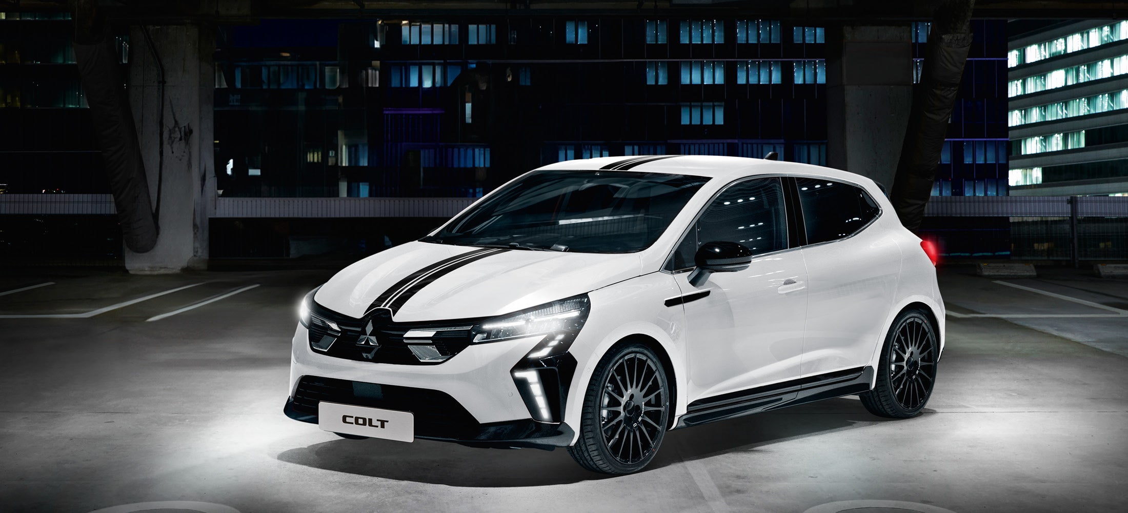 Mitsubishi Colt steht in einem Parkhaus