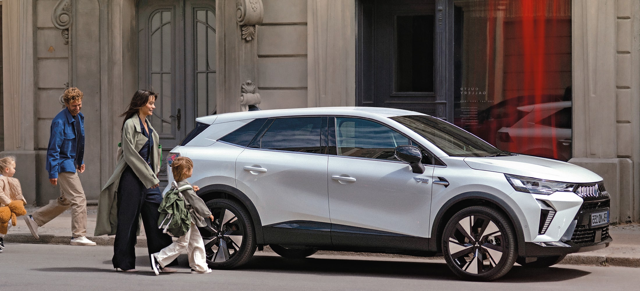 Mitsubishi Grandis steht vor einem Haus