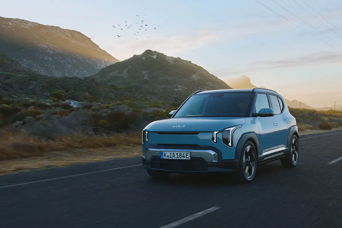 Kia EV2 fahrend auf Landstraße in abentlicher Stimmung