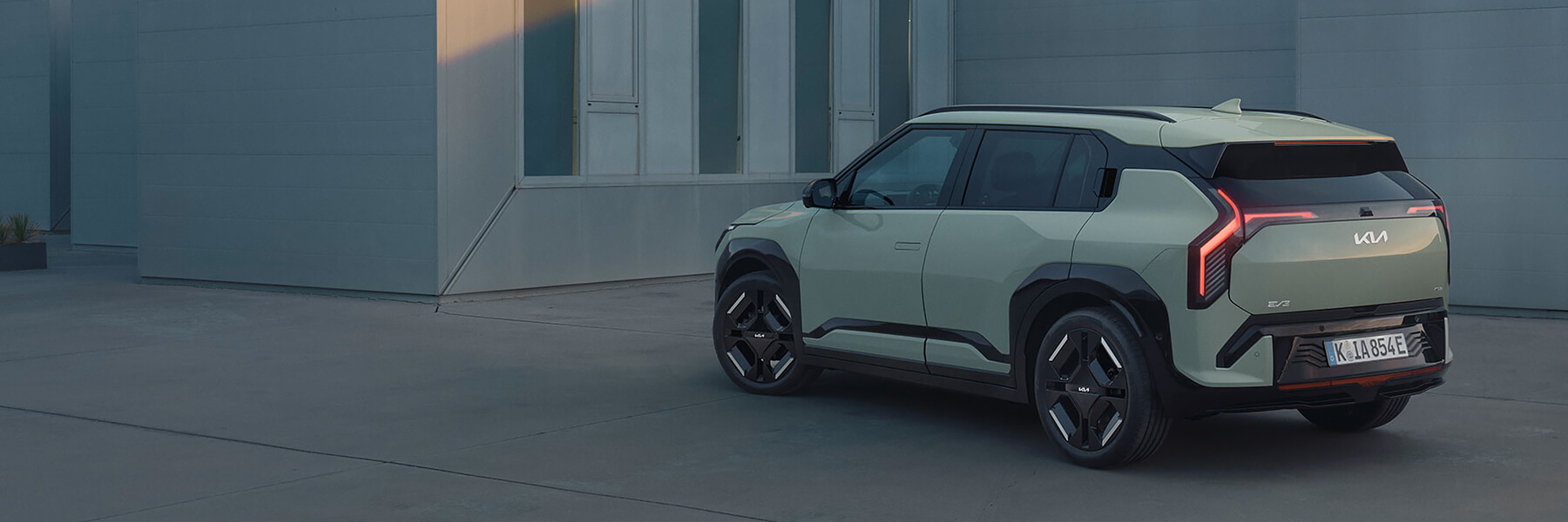 Kia EV3 seitlich von hinten parkend