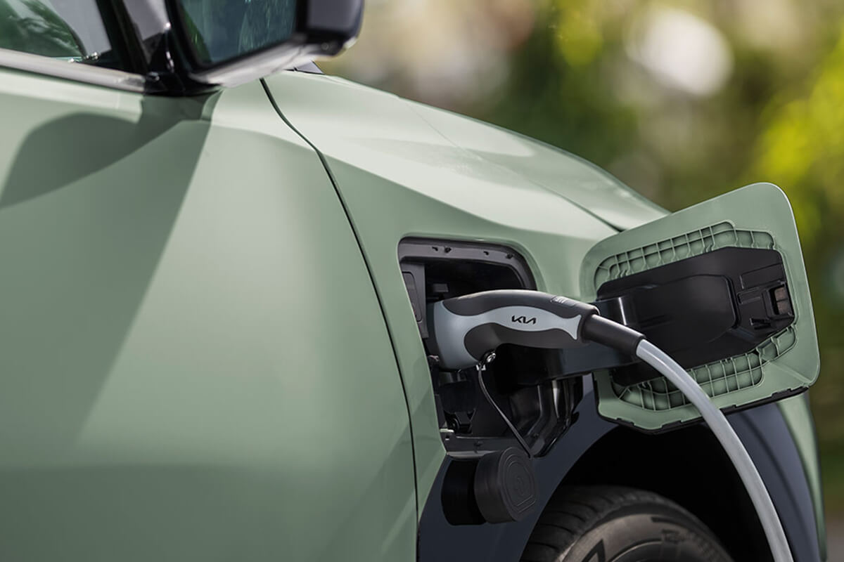 Ein E-Auto mit Ladekabel (Nahaufnahme)