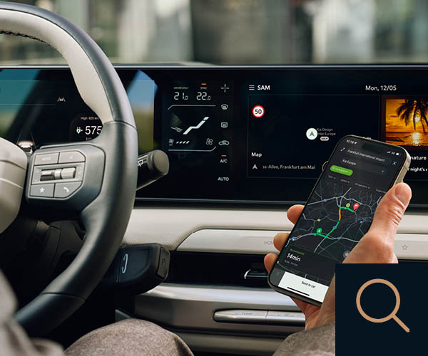 Fahrer hält Handy in der Hand