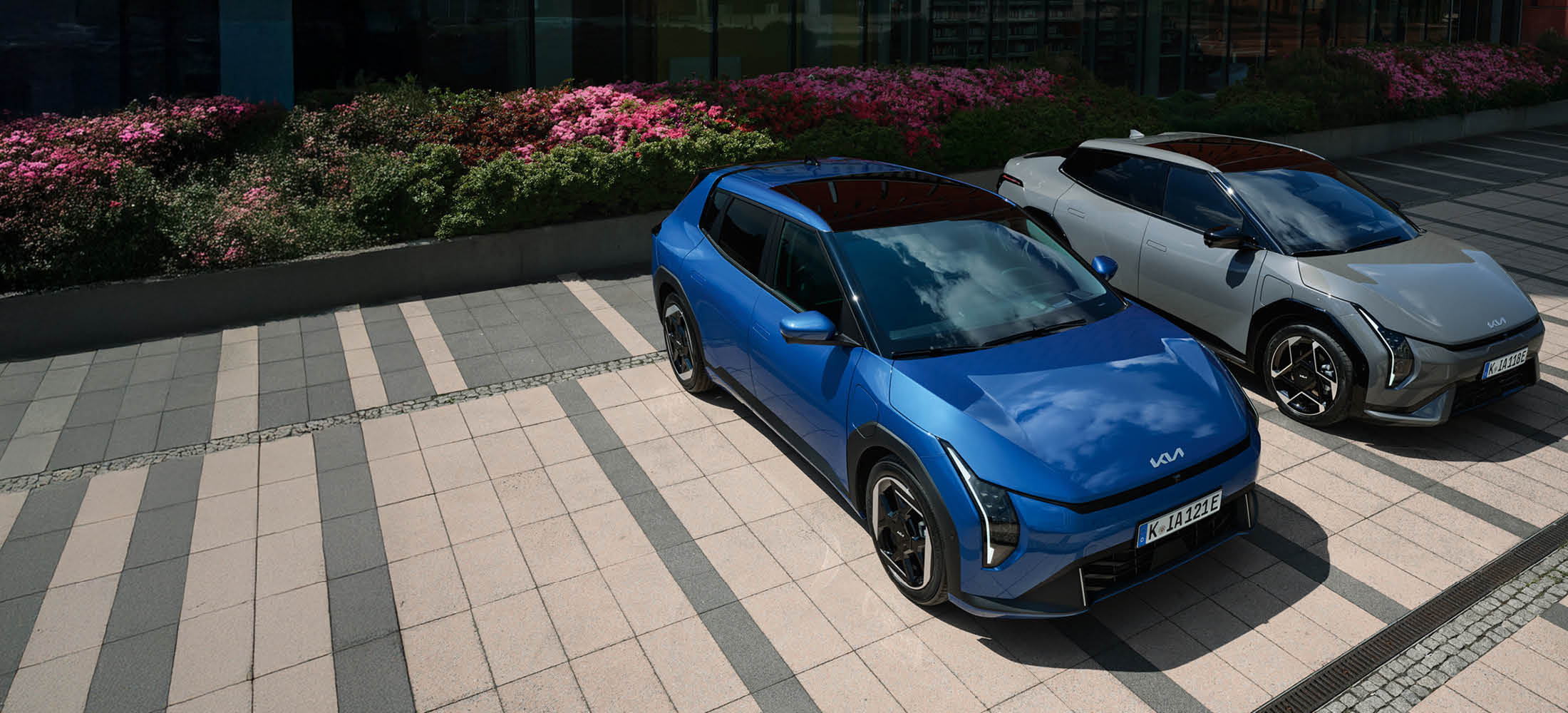2 Kia EV4 Modelle parken auf einem Parkplatz