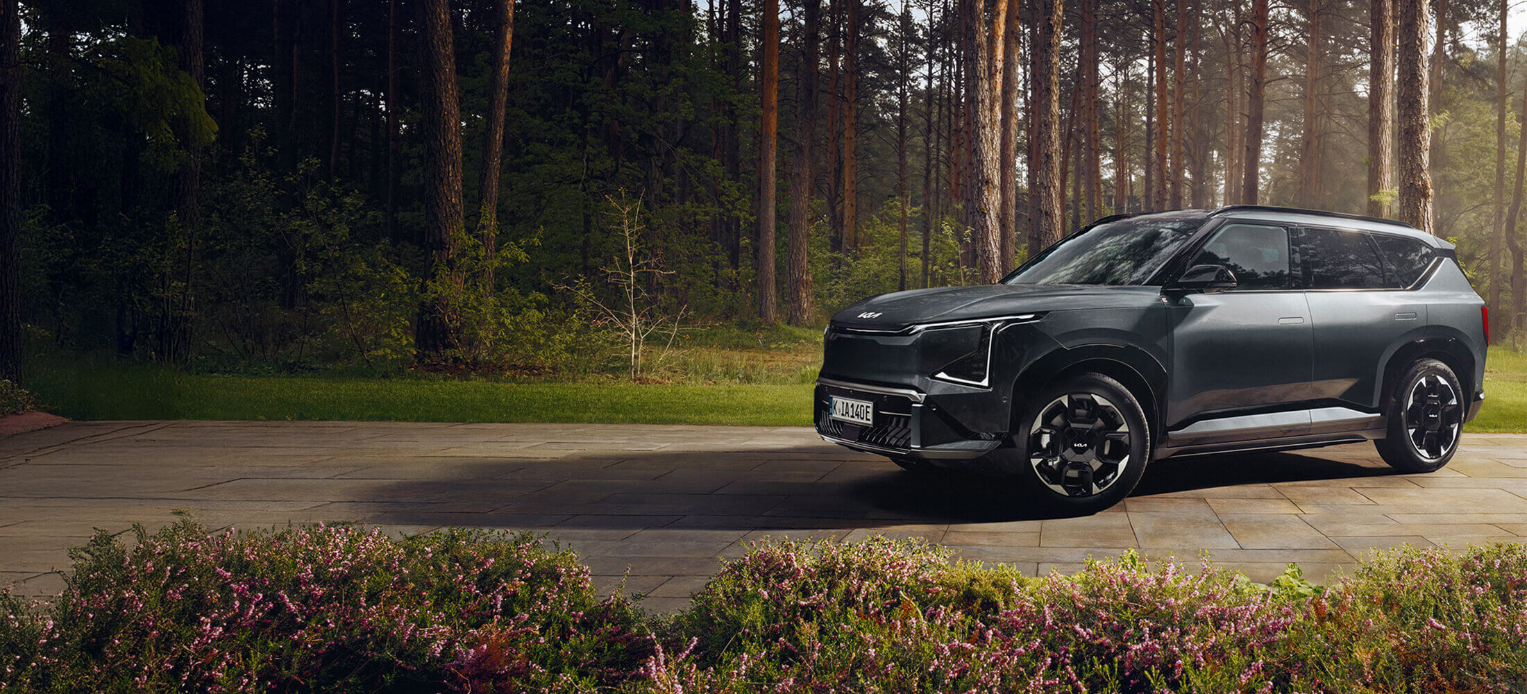 Kia EV5 Seitenansicht im Wald