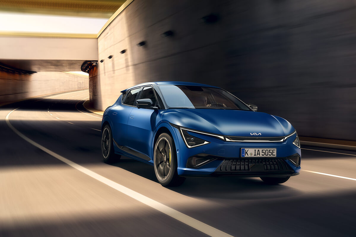 Kia EV6 GT, seitlich von vorne auf der Straße fahrend.