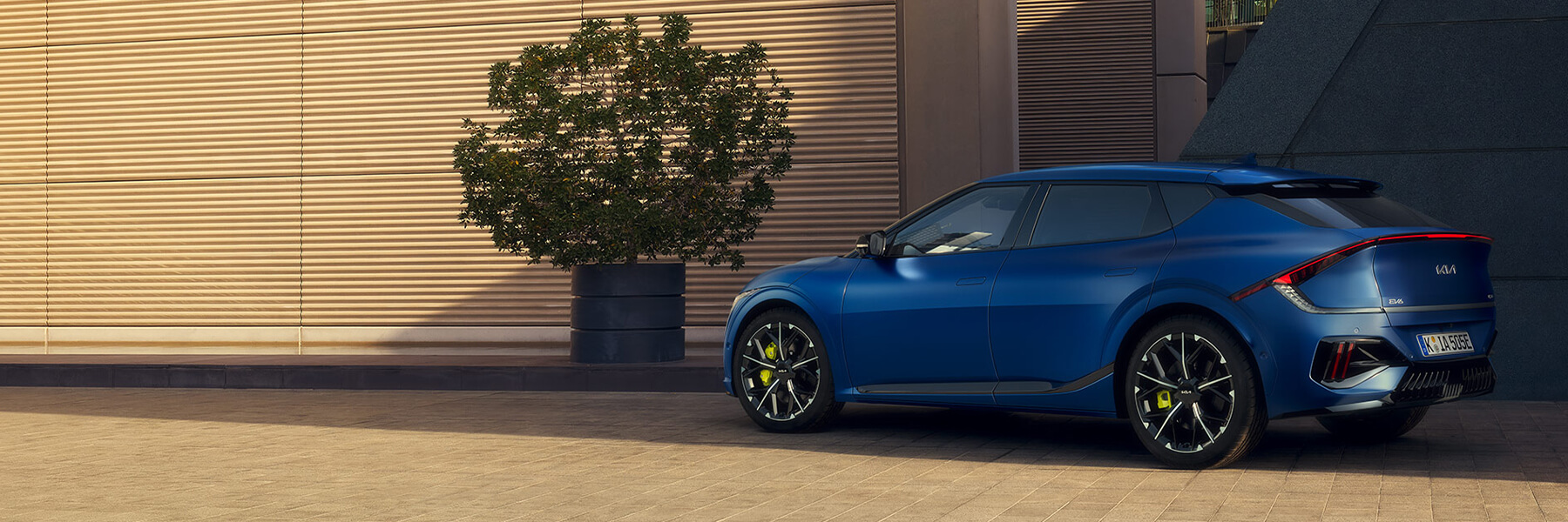 Kia EV6 GT seitlich parkend