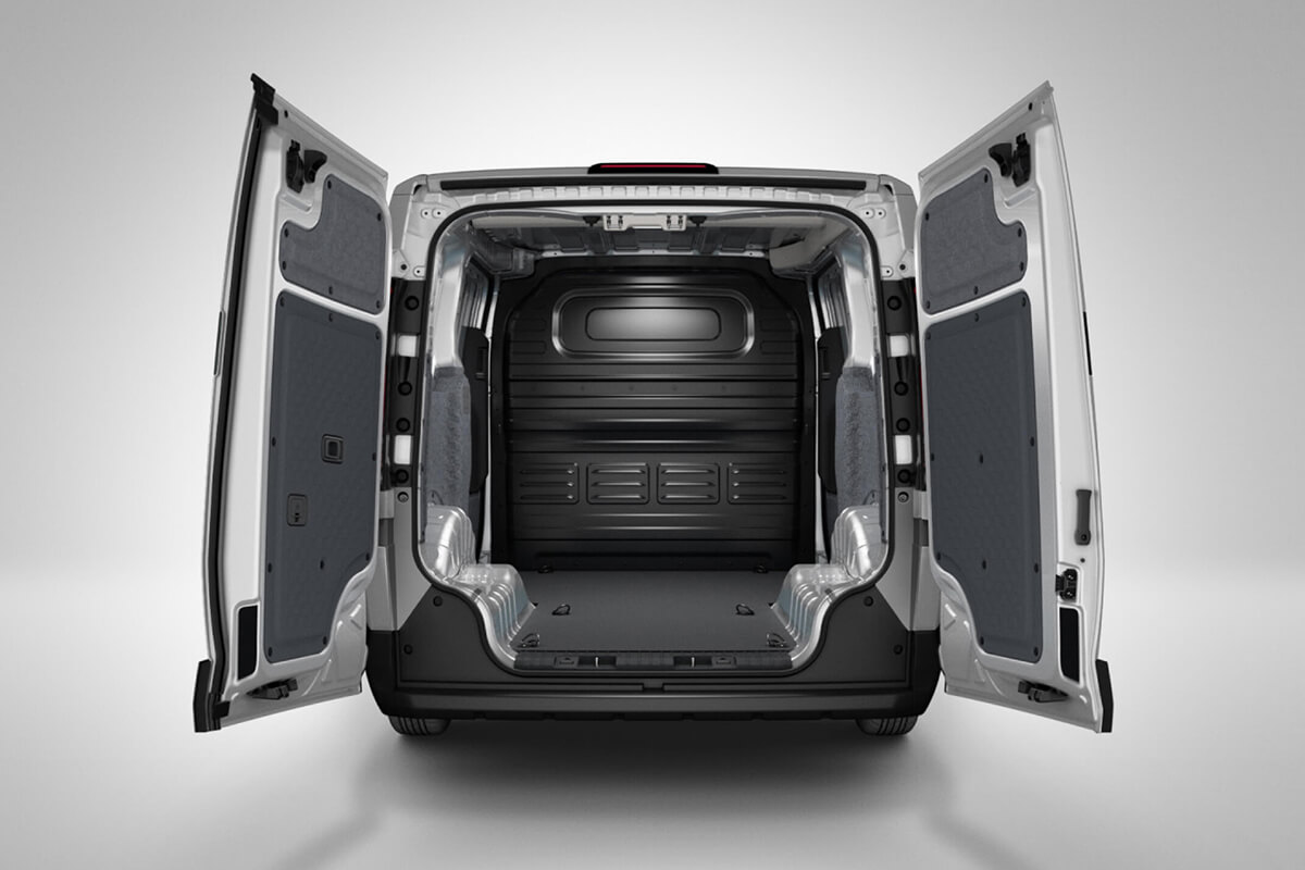 Kia PV5 Cargo, Heckansicht mit geöffneten Türen und Blick in den Laderaum