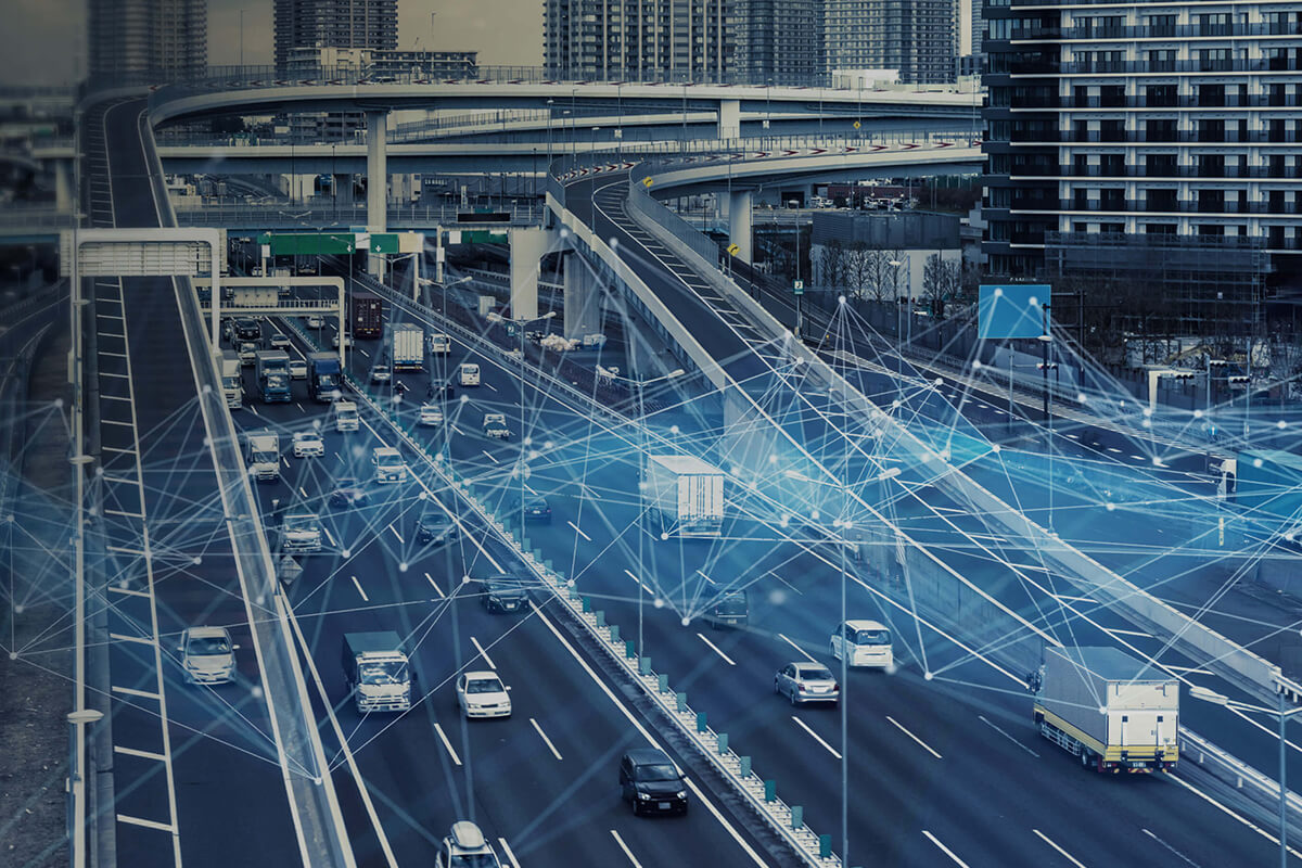 Autobahn mit Symbolen, die ein vernetztes System anzeigen.