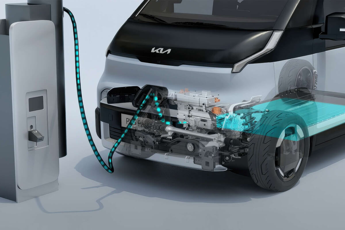 Kia PV5 Passenger an der Ladesäule, Motorraum transparent.
