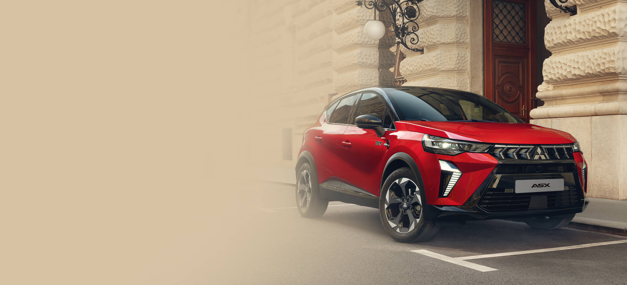 Kia EV6 GT, seitlich von vorne auf der Straße fahrend.