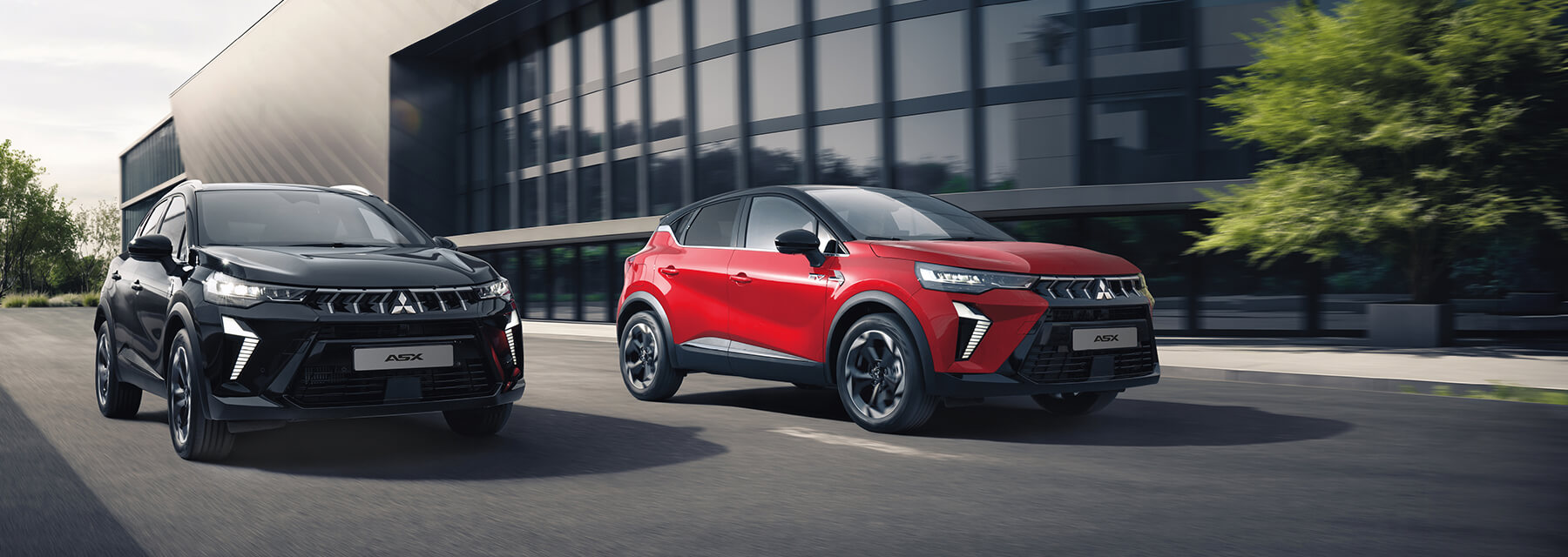 Kia EV6 GT Heckansicht, parkend, mit einer Frau, die daneben auf einem Stuhl sitzt