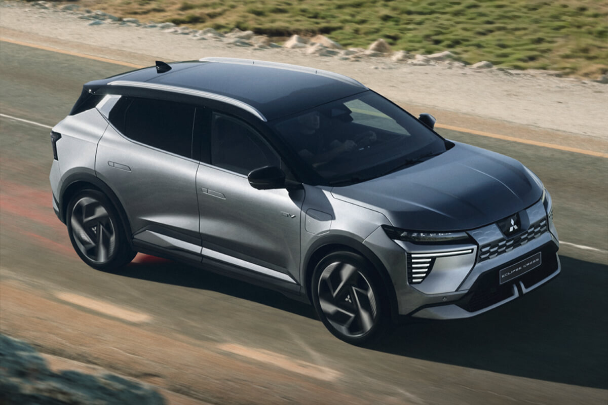 Mitsubishi Eclipse Cross, seitlich auf einer Landstraße.