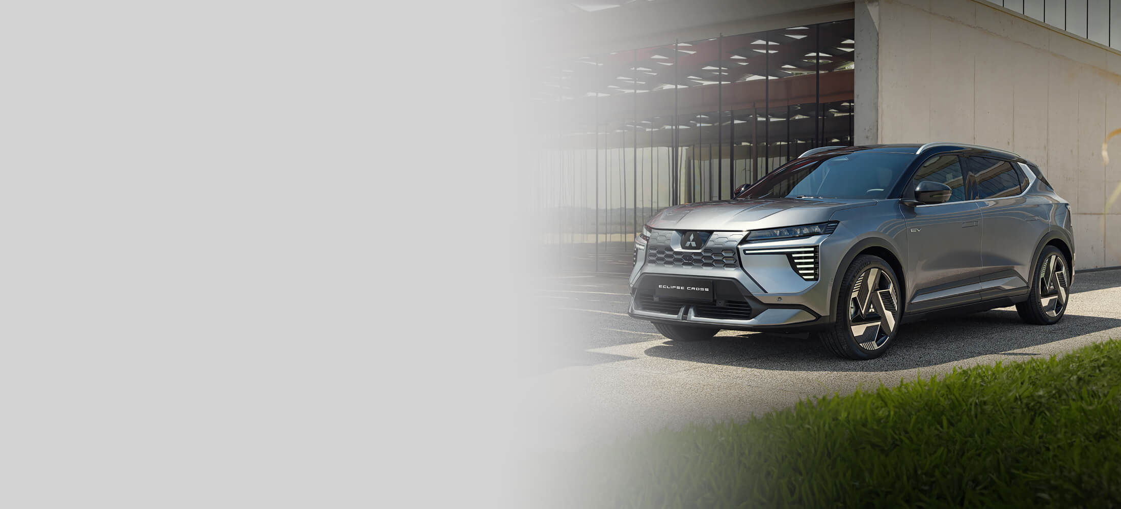 Mitsubishi Eclipse Cross seitlich von vorne vor einem Gebäude