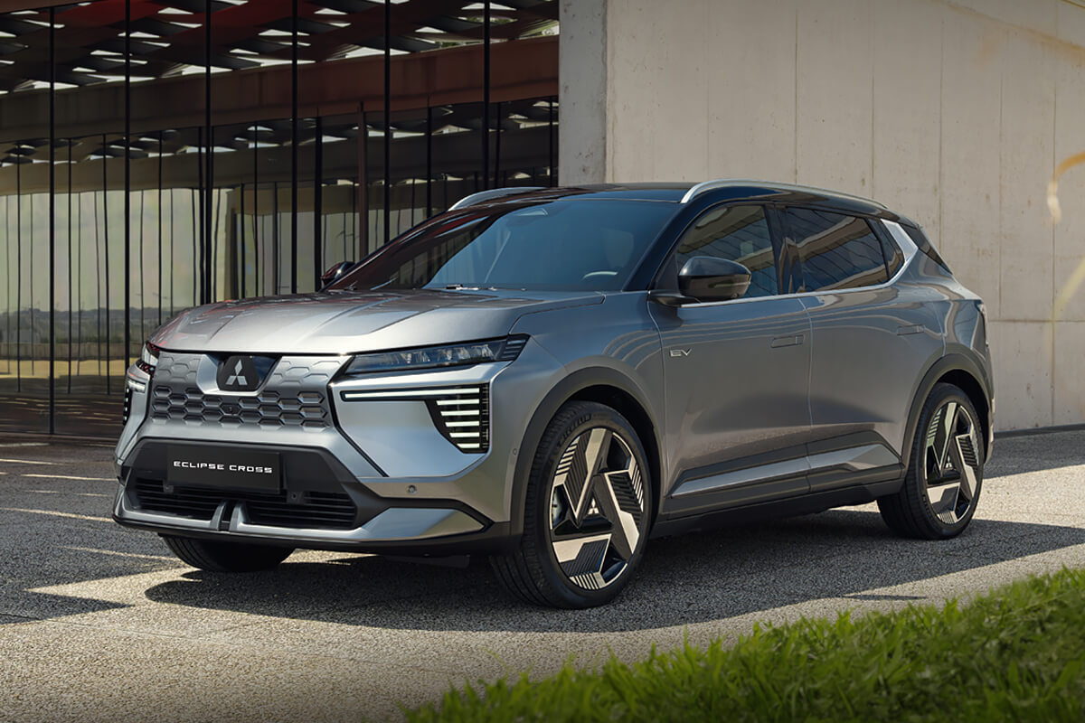 Mitsubishi Eclipse Cross seitlich von vorne vor einem Gebäude