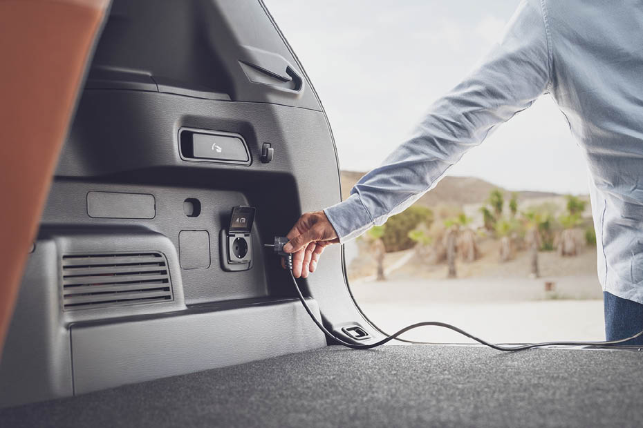 Lieferung von Kartons neben PBV Fahrzeug