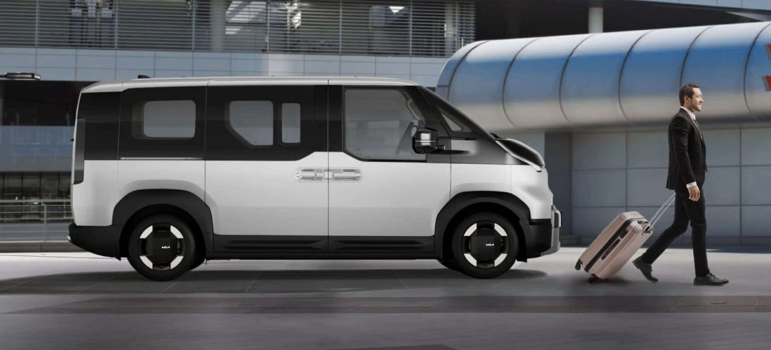 PBV Fahrzeug von der Seite, Mann im Anzug und Trolly läuft vorbei