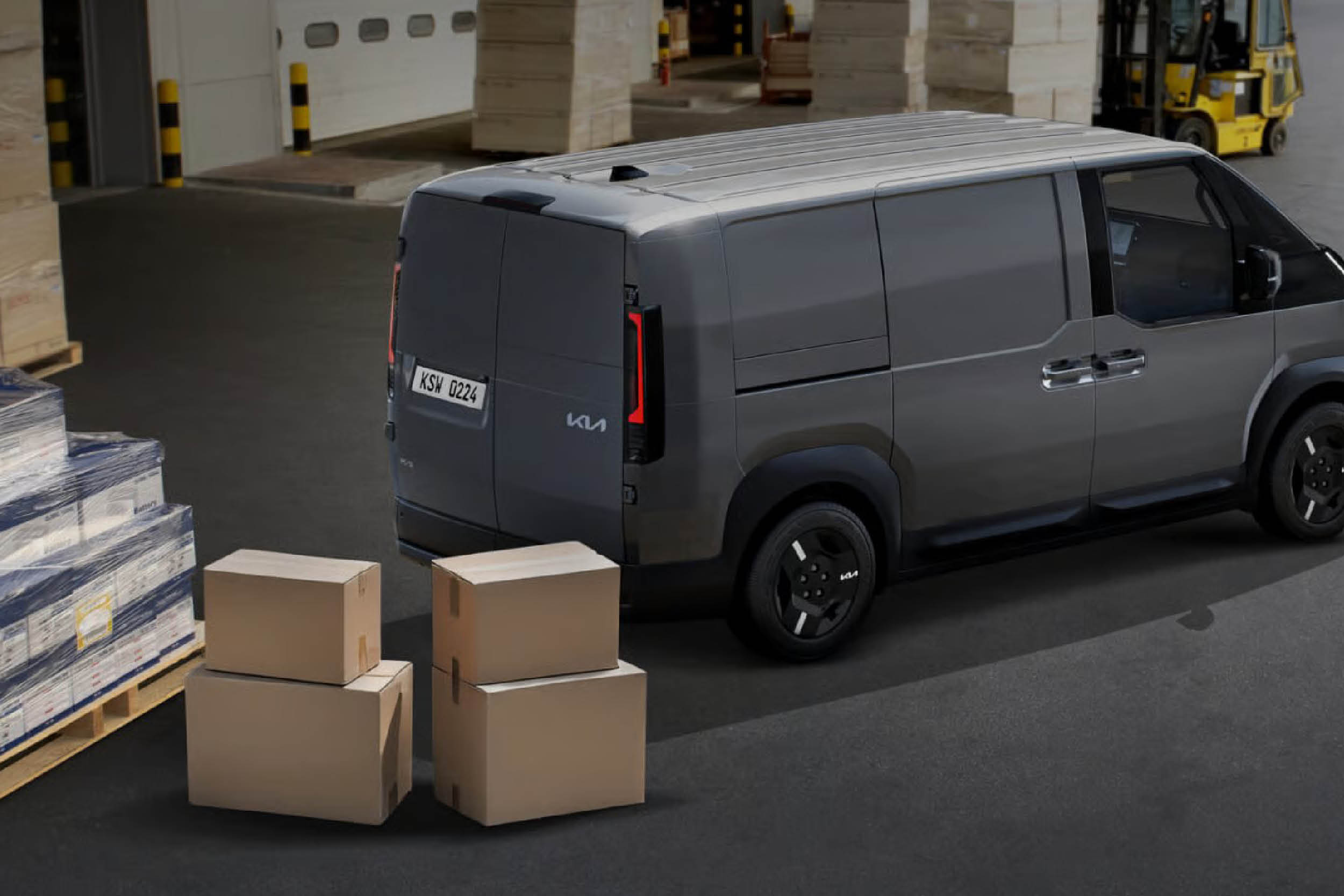 Lieferung von Kartons neben PBV Fahrzeug