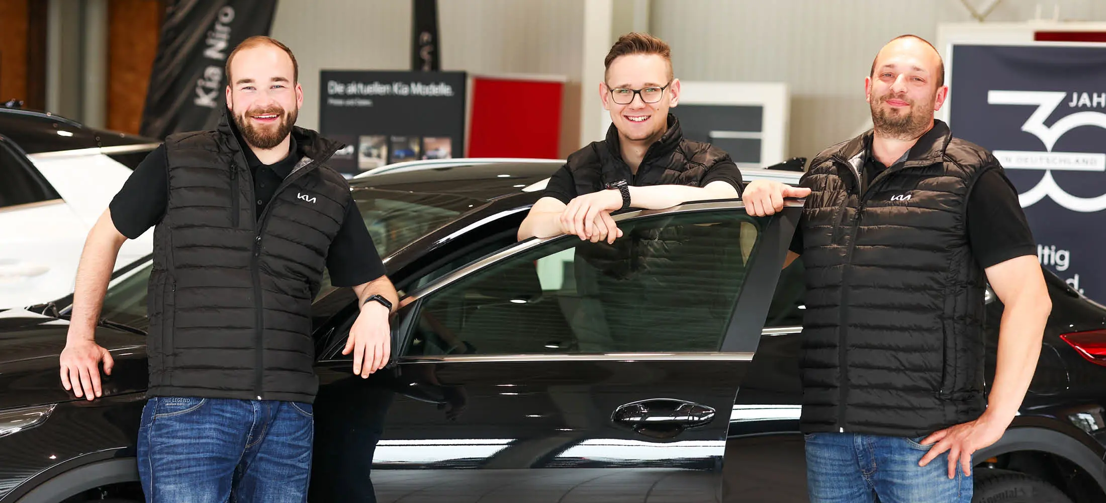 Frau läft am Kia EV4 vorbei